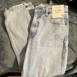 NWT Abercrombie & Fitch “The Mom” High Rise Jeans Size 28